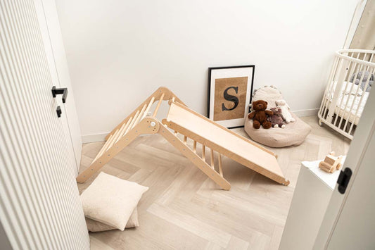 Indoor Kletterdreieck / Spielplatz mit doppelseitiger Rutsche aus Holz 80 cm