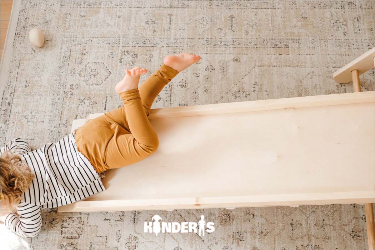 Indoor Kletterdreieck / Spielplatz mit doppelseitiger Rutsche aus Holz 80 cm