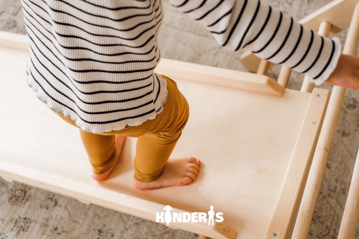 Indoor Kletterdreieck / Spielplatz mit doppelseitiger Rutsche aus Holz 80 cm