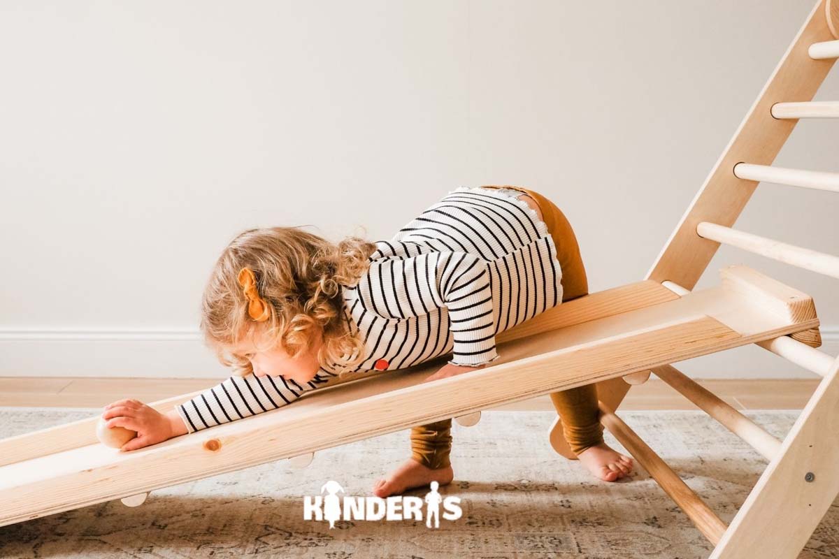 Indoor Kletterdreieck / Spielplatz mit doppelseitiger Rutsche aus Holz 80 cm