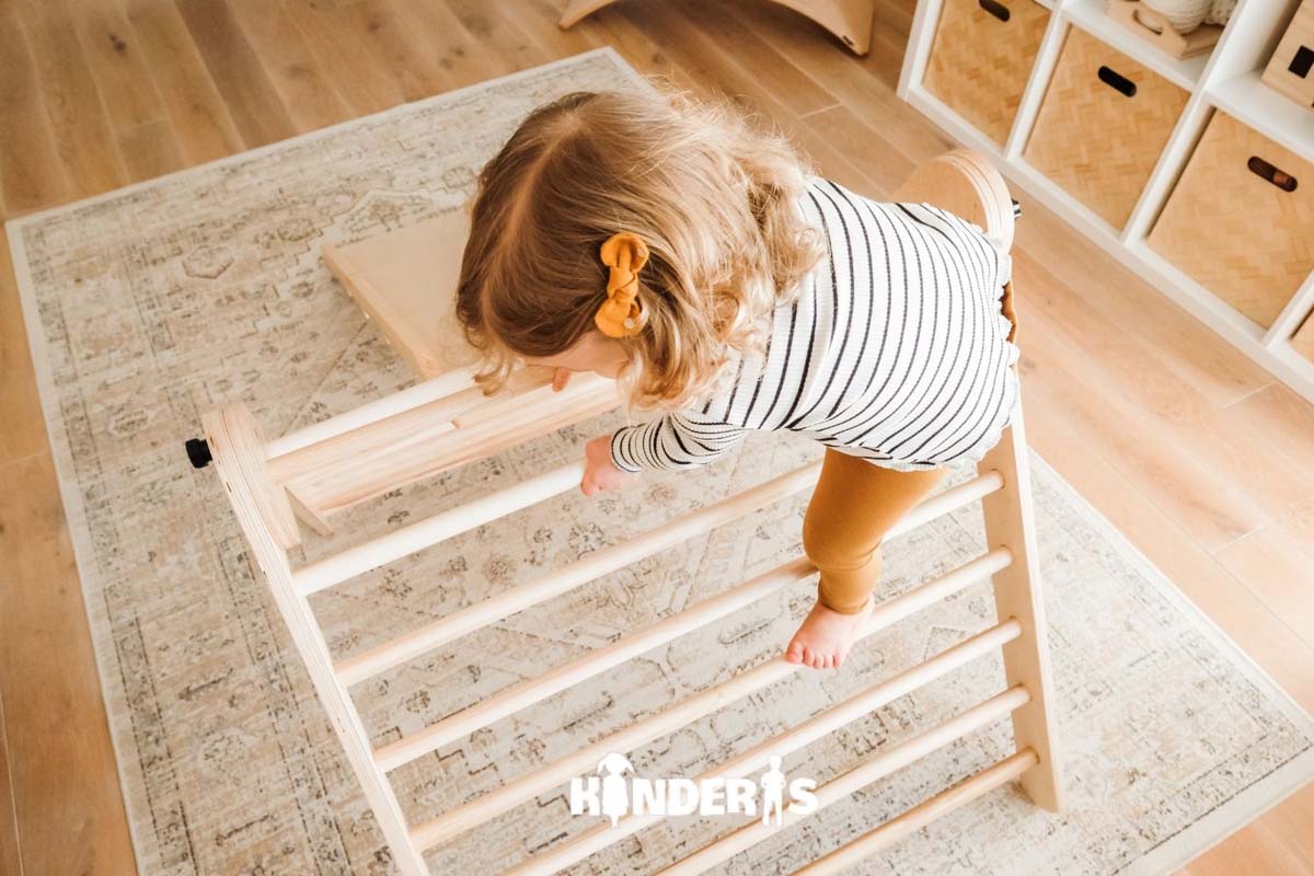 Indoor Kletterdreieck / Spielplatz mit doppelseitiger Rutsche aus Holz 80 cm